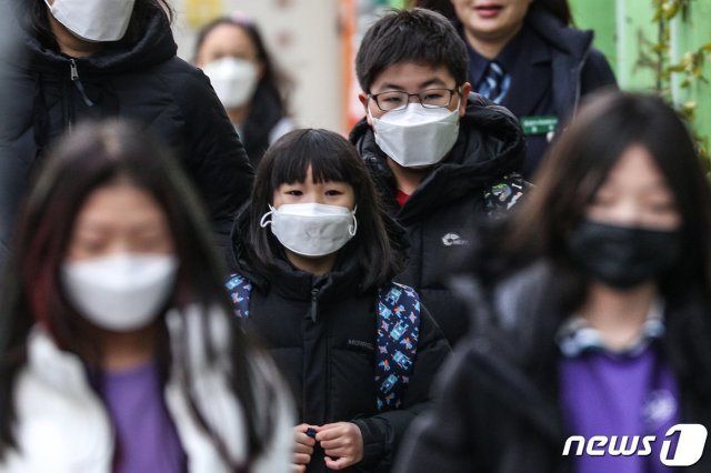 마스크를 착용한 채 등교하는 초등학생들. (뉴스1DB) © News1