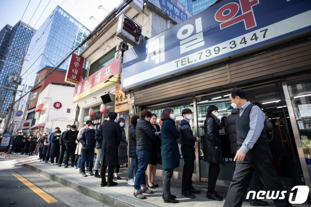 공적 마스크 5부제 시행 사흘째인 지난 11일 서울시내 한 약국 앞이 마스크를 구매하려는 시민들로 장사진을 이루고 있다. © News1
