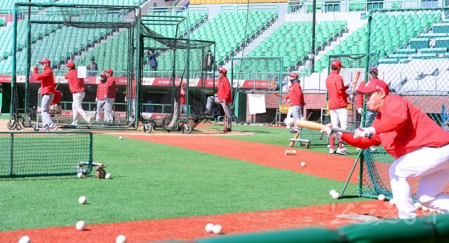 16일 인천 SK행복드림구장에서 SK 와이번스가 훈련을 가졌다. SK 선수들이 훈련에 매진하고 있다. 인천 | 김민성 기자 marineboy@donga.com