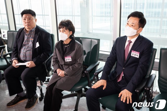 박근혜 전 대통령의 변호인 유영하 변호사(오른쪽)가 14일 서울 여의도 국회 의원회관에서 열린 미래한국당 공천관리위원회 비례후보 공천면접에 참석하고 있다. 2020.3.14/뉴스1 © News1