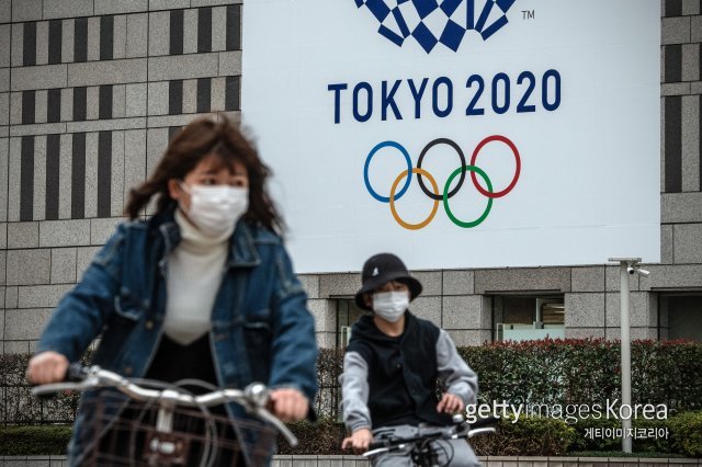 신종 코로나바이러스 감염증(코로나19)이 전 세계적으로 확산되면서 그에 따른 우려가 커지고 있는 가운데 올해 예정된 스포츠 최대 이벤트인 2020 도쿄올림픽의 연기론이 힘을 얻고 있다. 일본 정부는 정상 개최를 기대하고 있지만 일본 내에서도 연기가 불가피한 게 아니냐는 이야기가 흘러나오고 있다. 사진=게티이미지코리아