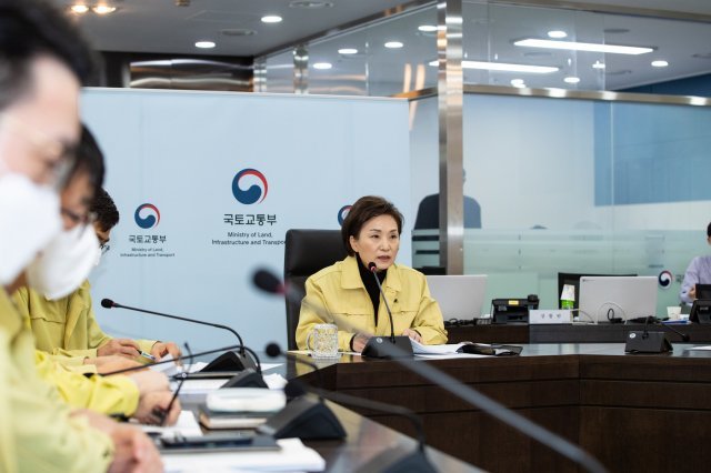 김현미 국토교통부 장관이 16일 공공기관장 회의를 영상통화로 주관하고 있다./ 국토부 © 뉴스1
