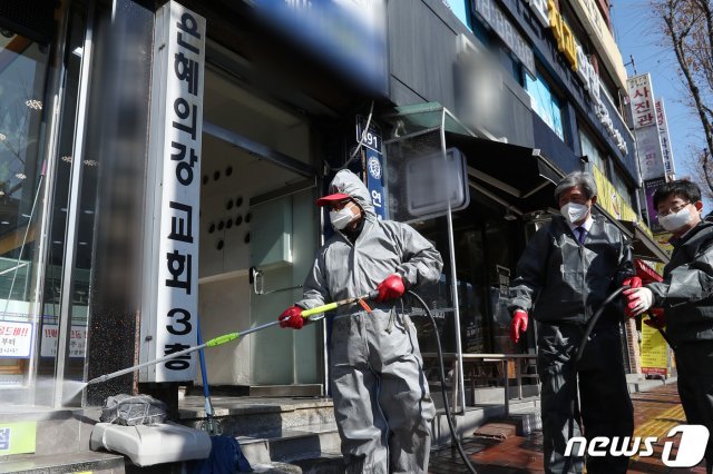 16일 오전 경기 성남 은혜의 강 교회 앞에서 수정구청 환경위생과 직원들이 방역을 실시하고 있다. 2020.3.16/뉴스1 © News1