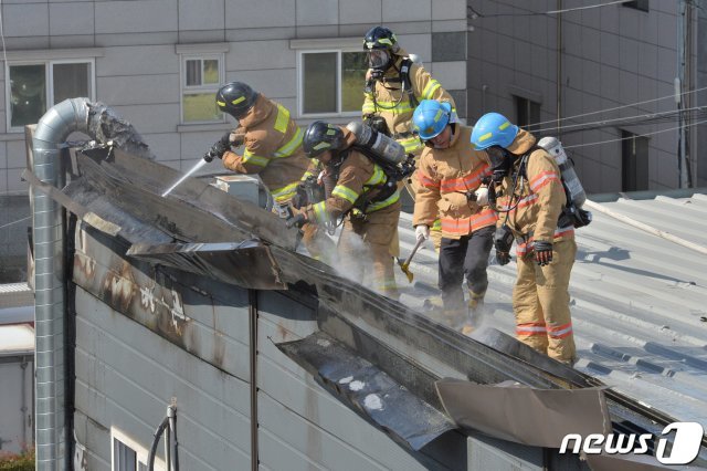 16일 오전 9시40분쯤 경북 포항시 남구 대이동 물류창고에서 원인을 알 수 없는 불이 나 신고를 받고 출동한 119대원들이 진화작업을 벌이고 있다. © News1