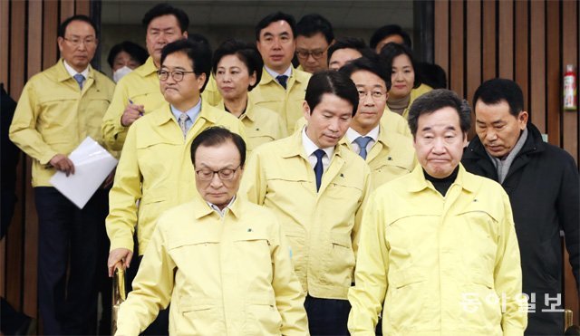 16일 오전 국회에서 더불어민주당 이해찬 대표(앞줄 왼쪽)와 이낙연 국난극복위원장(앞줄 오른쪽), 이인영 원내대표(가운데) 등이 당 신종 코로나바이러스 감염증(코로나19) 국난극복위원회 회의에 참석하기 위해 회의실로 들어서고
있다. 장승윤 기자 tomato99@donga.com