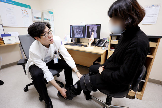 인하대병원 류동진 정형외과 교수(왼쪽)가 ‘내측 반월상 연골 후각 기시부 파열’ 증세로 봉합술을 받은 박모 씨의 상태를 살펴보고 있다. 인하대병원 제공