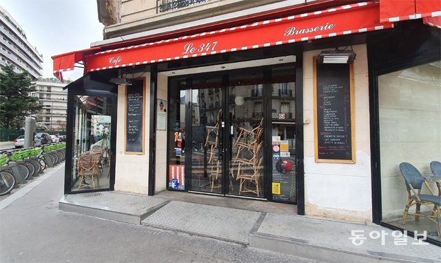 16일 정부의 조치로 문을 닫은 파리 시내 식당 모습. 의자가 쌓여 입구를 막고 있다. 파리=김윤종 특파원 zozo@donga.com