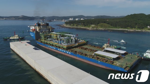 지난 2018년 울산 신한중공업에서 3조원 규모 육상 원유생산 플랜트 첫 모듈이 출항하고 있다.(대우조선해양 제공) © News1