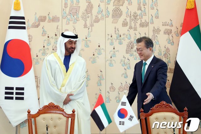 문재인 대통령과 모하메드 빈 자이드 알 나흐얀 아랍에미리트(UAE) 왕세제. (청와대 제공) 뉴스1