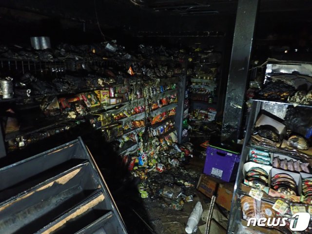 지난 13일 오후 5시 58분께 대전시 중구 선화동의 한 편의점에서 A씨(45)가 몸에 인화물질을 부은 뒤 불을 붙여 내부가 불에 탔다. (동부소방서 제공)© 뉴스1