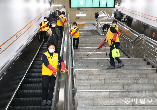 지난 4일 서울 중구 지하철 4호선 명동역에서 역 관계자들이 방역활동을 벌이고있다.