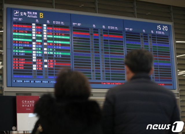 신종 코로나바이러스 감염증(코로나19)이 확산 중인 가운데 16일 인천국제공항 2터미널 출국장 전광판에 여객기 운항 정보가 표시되고 있다. 2020.3.16/뉴스1 © News1