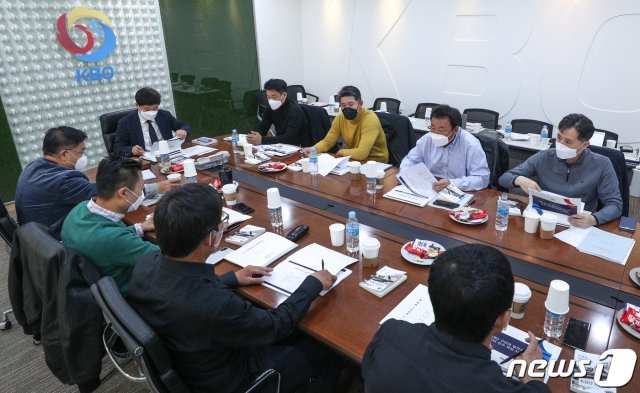 17일 오후 서울 강남구 KBO 센터에서 프로야구 10개구단 단장들이 참석하는 2020년 제2차 실행위원회가 열리고 있다. 이날 실행위원회에서는 코로나 19 대응 TF팀 구성을 포함해 코로나 확산에 따른 가이드라인에 대해 논의했다. 2020.3.17/뉴스1 © News1
