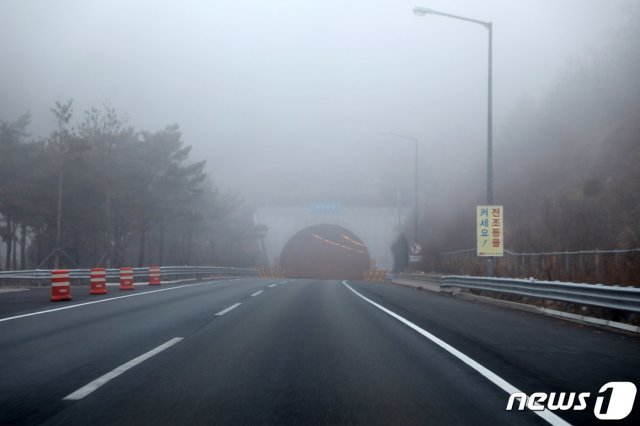 14일 오전 강원 원주시 중앙고속도로 춘천방면 도로위로 짙은 안개가 가득한 모습이다. © News1