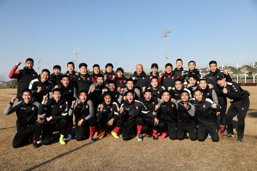 상주와 상무는 아름다운 마무리를 만들 수 있을까. 올 시즌 뒤 시민구단으로 새 출발하는 상주는 ‘유종의 미’를 거두기 위해 마지막 불꽃을 불태운다. 코로나19 여파로 정상적인 전지훈련 소화가 쉽지 않지만, 다양한 방법으로 효율성을 극대화하고 있다. 시즌 선전을 다짐하고 있는 상주 선수단. 사진제공｜한국프로축구연맹