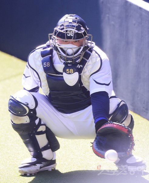 11일 서울 잠실야구장에서 두산 베어스의 훈련이 진행됐다. 두산 정상호가 마스크를 쓰고 공을 잡고 있다. 잠실｜주현희 기자 teth1147@donga.com