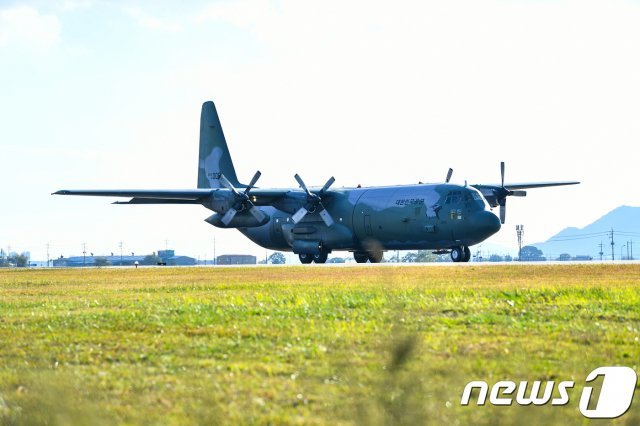 태풍 ‘위투’로 사이판에 고립된 국민을 구호하기 위해 떠났던 공군 C-130H 수송기가 31일 오후 경상남도 김해기지에 착륙하고 있다. (공군제공, 자료사진) 2018.10.31/뉴스1