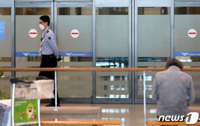 18일 인천국제공항 1터미널 입국장이 한산한 모습을 보이고 있다. 정부는 오는 19일 0시부터 특별입국절차를 국내로 입국하는 모든 내·외국인에게 적용하기로 했다. 코로나19 중앙재난안전대책본부는 “코로나19의 세계적 대유행에 대응하고 최근 국내 입국자 가운데 유증상자와 확진자가 증가하고 있다는 점을 고려해 내외국인을 모두 포함해 우리나라로 들어오는 모든 입국자에 대해 특별입국절차를 확대하기로 결정했다”고 밝혔다. 2020.3.18/뉴스1 © News1