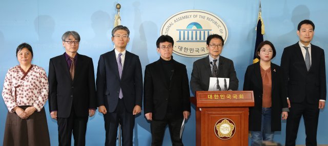 우희종 ‘시민을위하여’ 창당준비위원회 공동대표(오른쪽 세 번째)가 18일 오후 서울 여의도 국회 정론관에서 기자회견을 갖고 시민을위하여·가자환경당·기본소득당·더불어민주당·시대전환·평화인권당과 함께 ‘비례연합정당 협약’을 체결했다고 발표하고 있다. 사진=뉴스1