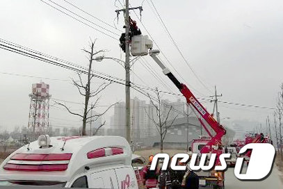 18일 오전 10시33분쯤 강원 춘천시 근화동 옛 캠프페이지 인근 한 전신주에서 작업 중이던 근로자 A씨(52)가 2만2900볼트에 감전되는 사고가 발생해 출동한 소방과 한국전력이 구조작업을 펼치고 있다. (강원도소방본부 제공)