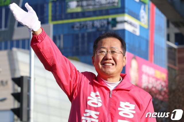 4.15총선 대구 수성을 무소속 출마를 선언한 홍준표 전 자유한국당 대표가 18일 오전 첫 일정으로 대구 수성구 두산오거리에서 출근길 시민들을 향해 손을 흔들며 인사하고 있다. © News1