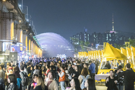 지난해 서울 한강을 중심으로 진행했던 한강 밤도깨비 야시장 모습. 코로나19 진정 이후 변화된 시장환경에서 관광산업의 회복을 위한 콘텐츠로 야간관광이 주목받고 있다. 사진제공｜한국관광공사