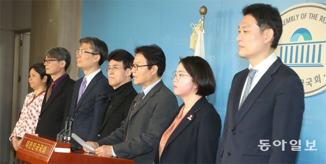 18일 국회 정론관에서 범여권 비례정당 플랫폼 ‘시민을 위하여’가 기자회견을 갖고 더불어민주당 및 4개 당과 함께 6개 정당이 연합한 ‘더불어시민당’을 공식 출범한다고 발표하고 있다. 김동주 기자 zoo@donga.com