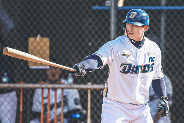 미국 스프링캠프에서 연습경기에 출전한 나성범이 타격 전 방망이 끝을 외야로 조준하는 특유의 동작을 하고 있다. 부상에서 회복해 경기 감각을 끌어올리는 단계만 남았다고 한 나성범은 “빨리 어려운 시기가 지나가고 팬들과 만나면 좋겠다”는 소망을 밝혔다. NC 제공