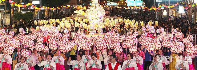지난해 서울 도심을 수놓은 연등 행렬. 올해 부처님오신날(4월 30일) 봉축법요식과 연등회 등은 코로나19 사태로 5월 말로 연기됐다. 동아일보DB