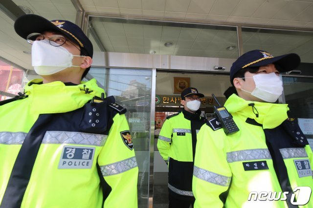 환자 57명과 직원 등 모두 74명이 신종 코로나바이러스 감염증(코로나19) 확진 결과가 나온 대구 서구 한사랑요양병원 입구에서 18일 오전 경찰이 출입을 통제하고 있다. © News1