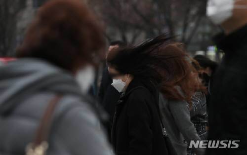 춘분을 하루 앞두고 전국에 태풍급 강풍이 예보된 19일 오전 서울 광화문 네거리에서 시민들이 출근길 발걸음을 재촉하고 있다. 사진=뉴시스