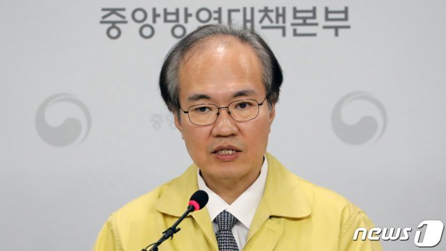 권준욱 중앙방역대책본부 부본부장이 5일 충북 청주시 오송읍 질병관리본부 브리핑실에서 신종 코로나바이러스 감염증(코로나19) 국내 발생현황 브리핑을 하고 있다.  © News1