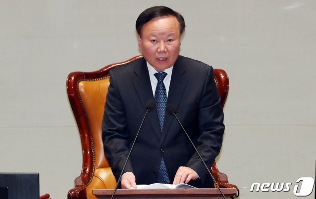 김재원 국회 예산결산특별위원회 위원장이 17일 오후 서울 여의도 국회에서 열린 전체회의에서 회의를 주재하고 있다. 이날 위원들은 2020년도 제1회 추가경정예산안 등을 논의했다. 2020.3.17/뉴스1 © News1