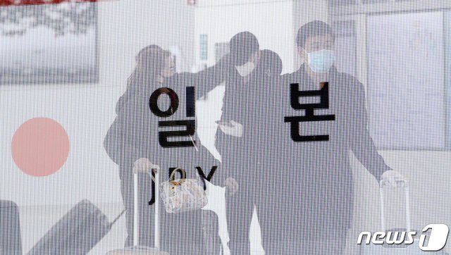일본 정부가 지난 5일 코로나 바이러스 감염증(코로나19) 확산을 막기 위해 한국과 중국에서 오는 입국자에 대해 9일부터 3월 말까지 2주간 격리 조치를 취한다고 발표했다. (다중노출 촬영) © News1