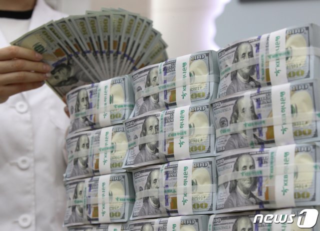 18일 오후 서울 중구 하나은행 위변조대응센터에서 직원이 달러 지폐를 점검하고 있다.  2020.3.18/뉴스1 © News1 신웅수 기자