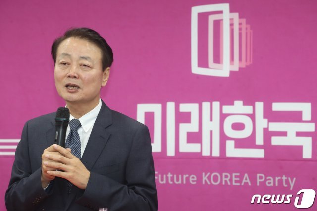 한선교 미래한국당 대표가 19일 오후 서울 영등포구 당사에서 긴급 기자회견을 갖고 발언하고 있다. 뉴스1