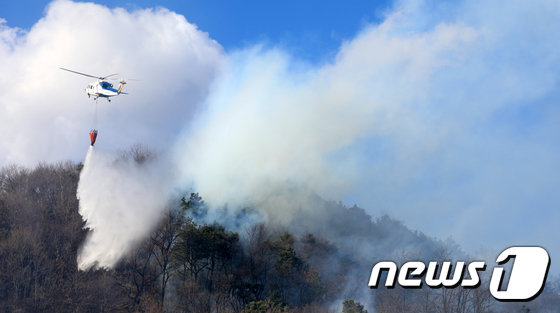 19일 전북 전주시 완산칠봉에서 산불이 발생해 투입된 헬기가 화재 진압에 총력을 기울이고 있다.© 뉴스1