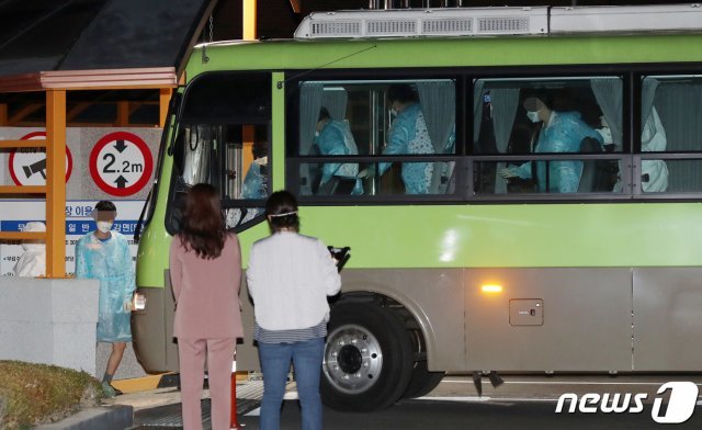 27일 오후 서울 광진구 국립정신건강센터로 코로나19(신종 코로나바이러스 감염증) 감염이 확진된 청도 대남병원 정신병동 환자들이 이송되고 있다. 정부는 이날 “청도대남병원의 경우 (코로나19)중증환자는 국가지정격리병상으로 이송해 치료중“이라며 ”(중증이 아닌)일반환자들은 국립정신병원 등에 소개해 정신질환이 있는 확진환자 60명이 병원 내에서 치료받고 할 예정“이라고 밝혔다. 2020.2.27 © News1