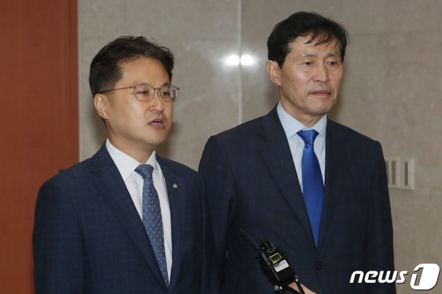 김정우 더불어민주당 의원(왼쪽)과 이학영 의원이 5일 오전 서울 여의도 국회 정론관에서 기자회견을 마치고 취재진의 질문에 답하고 있다. 이날 김 의원과 이 의원은 “경기 군포시 갑 ·을 선거구를 하나로 합구하고 세종시를 분구하는 등의 여야3당 415총선 선거구 획정 관련 조정안 즉각 철회돼야 한다“고 밝혔다. 2020.3.5/뉴스1 © News1