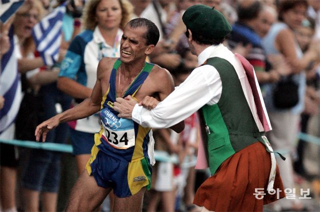 2004년 아테네 올림픽 마라톤 경기 도중 선두를 달리고 있던 반데를레이 지 리마(왼쪽)를 덮치고 있는 코넬리우스 호런. 동아일보DB