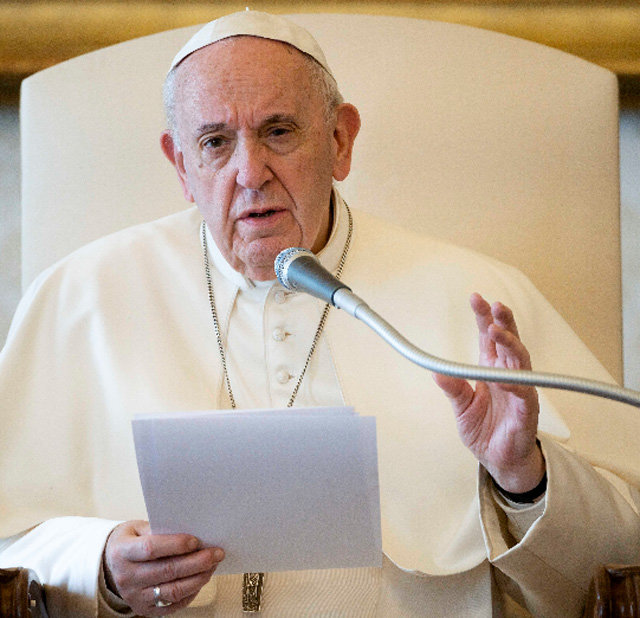 프란치스코 교황이 18일(현지 시간) 온라인으로 중계되는 수요 일반 알현에서 발언하고 있다. 교황은 15일 로마 시내 성당을 찾아 “신에게 전염병을 막아달라고 기도했다”고 밝혔다. 바티칸=AP 뉴시스