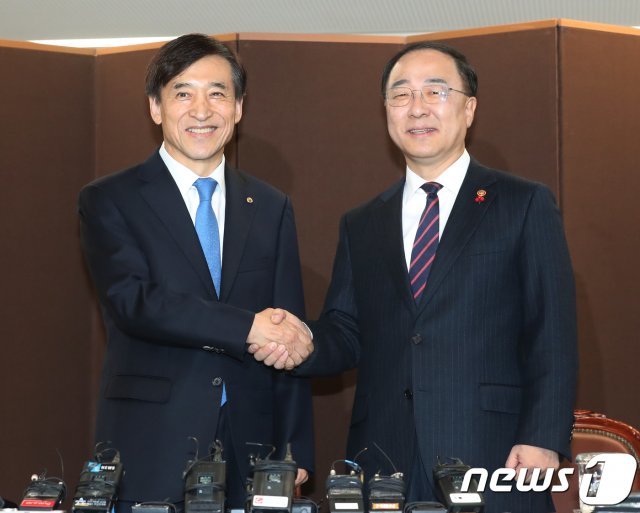 홍남기 경제부총리 겸 기획재정부 장관(오른쪽)과 이주열 한국은행 총재./뉴스1 © News1