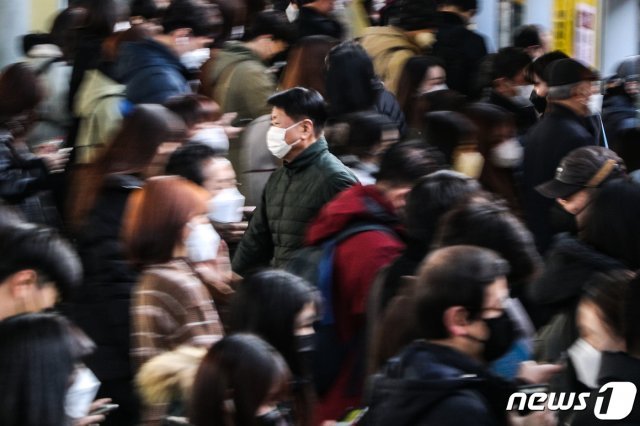 구로구 신도림동 콜센터에서 신종 코로나바이러스 감염증(코로나19) 집단감염이 발생한 가운데  오전 마스크를 쓴 시민들이 서울 지하철 1호선 구로역에서 출근길을 발걸음을 옮기고 있다. /뉴스1 © News1