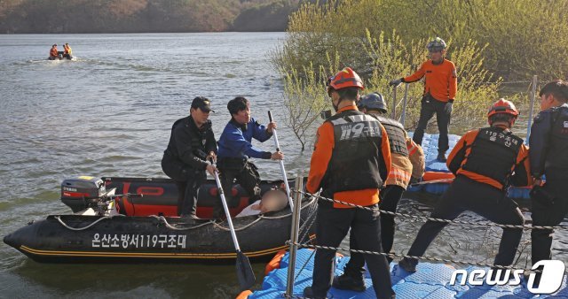 19일 오후 3시께 울산 울주군에서 산불 직화작업을 벌이던 기장과 부기장 등 2명이 탑승한 소방헬기 1대가 옛 통천마을 뒷편 회야댐에 추락한 가운데 소방대원들이 기장 1명을 구조하고 있다. 2020.3.19/뉴스1 © News1