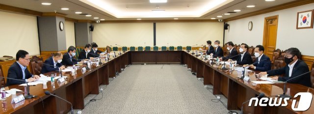 은성수 금융위원장과 8개 주요 은행장들이 20일 은행회관에서 코로나19 위기 극복을 위한 논의를 진행하고 있다. (사진=금융위원회 제공)