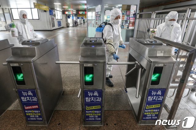 지하철 코로나19 방역 (기사 본문과 관계없는 사진) © News1