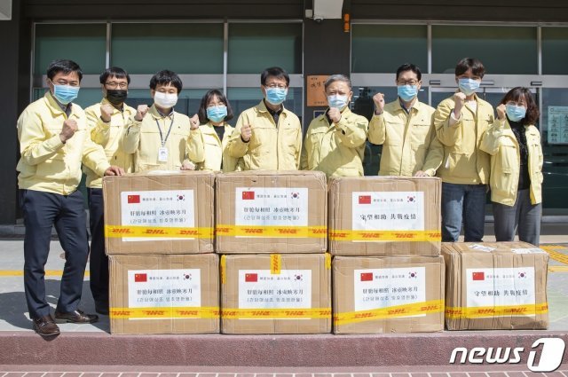 전북 익산시 관계자들이 20일 중국 진강시에서 기부한 마스크 상자를 앞에 두고 기뻐하고 있다.(익산시 제공)2020.3.20/뉴스1 © News1