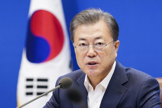 문재인 대통령이 19일 청와대 본관에서 열린 제1차 비상경제회의에서 발언을 하고 있다. 청와대 제공