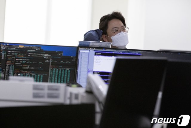 19일 오후 서울 영등포구 KB국민은행 여의도지점에서 한 딜러가 생각에 잠겨 있다. 이날 코스피 지수가 전일대비 133.56포인트 내린 1,457.64, 코스닥지수는 56.79포인트 내린 428.35, 원·달러 환율이 전일대비 40.0원 상승한 1,285.7원4으로 장을 마감했다. 2020.3.19/뉴스1 © News1