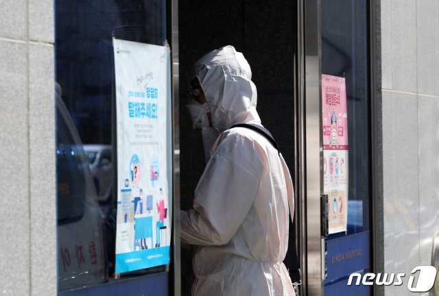 20일 오후 26명의 신종 코로나바이러스 감염증(코로나19) 확진자가 발생한 대구 수성구 김신요양병원에 119구급대원이 들어가고 있다. 2020.3.20/뉴스1 © News1